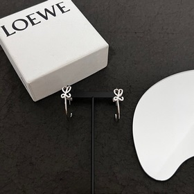 L0EWE Loewe серьги-гвоздики кольцевая застежка с гравировкой LOEW