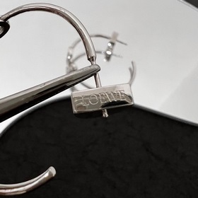 L0EWE Loewe серьги-гвоздики кольцевая застежка с гравировкой LOEW