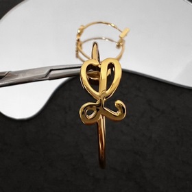 L0EWE Loewe серьги-гвоздики кольцевая застежка с гравировкой LOEW