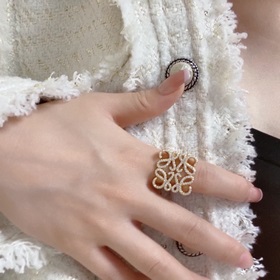 Loewe антикварное кольцо с ажурной оправой и бриллиантами. Это ко