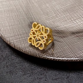 Loewe антикварное кольцо с ажурной оправой и бриллиантами. Это ко