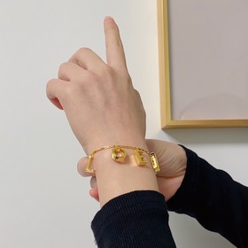Новый браслет LOEWE с буквами действительно впечатляет своим диза