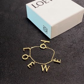Новый браслет LOEWE с буквами действительно впечатляет своим диза