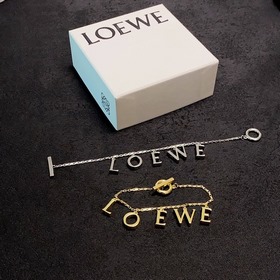 Новый браслет LOEWE с буквами действительно впечатляет своим диза