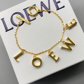 Новый браслет LOEWE с буквами действительно впечатляет своим диза