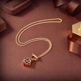 Новая популярная колье от Loewe появилась в сети. Простая и элега