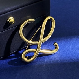 LE92 55 58 LOEWE Брошь с металлической буквой L из гладкой латуни