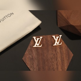 Серьги-гвоздики LV с капельками масла, колье Louis Vuitton. Индив