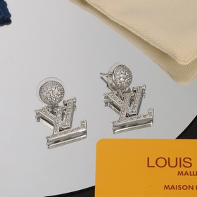 Серьги-гвоздики с буквами LV, колье Louis Vuitton. Индивидуальнос