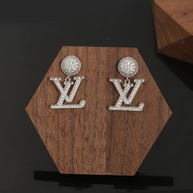 Серьги-гвоздики с буквами LV, колье Louis Vuitton. Индивидуальнос