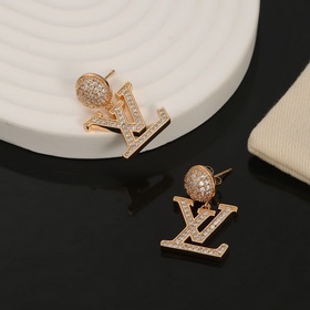 Серьги-гвоздики с буквами LV, колье Louis Vuitton. Индивидуальнос
