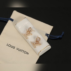 Серьги-гвоздики с буквами LV, колье Louis Vuitton. Индивидуальнос