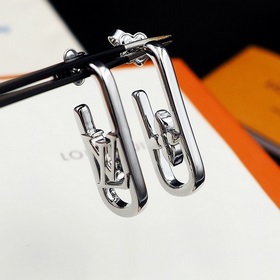 Эти серьги от Louis Vuitton повторяют элементы оправы солнцезащит