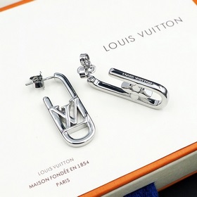 Эти серьги от Louis Vuitton повторяют элементы оправы солнцезащит