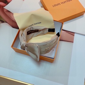 LV Louis Vuitton представляет новую модную заколку виде бантика.