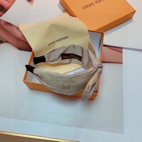 LV Louis Vuitton представляет новую модную заколку виде бантика.