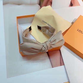 LV Louis Vuitton представляет новую модную заколку виде бантика. 