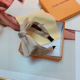 LV Louis Vuitton представляет новую модную заколку виде бантика. 