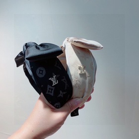 LV Louis Vuitton представляет новую модную заколку виде бантика. 