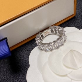 Новое кольцо из серии Louis Vuitton с импортными стразами циркони