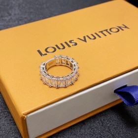 Новое кольцо из серии Louis Vuitton с импортными стразами циркони