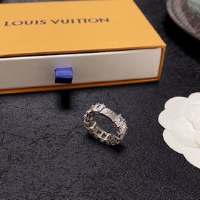 Новое кольцо из серии Louis Vuitton с импортными стразами циркони