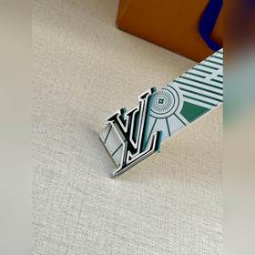 Двусторонний пояс LV Imprint придает повседневным образам уличный