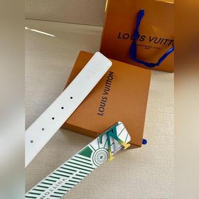 Двусторонний пояс LV Imprint придает повседневным образам уличный
