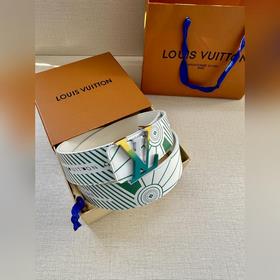 Двусторонний пояс LV Imprint придает повседневным образам уличный