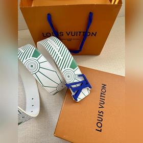 Двусторонний пояс LV Imprint придает повседневным образам уличный