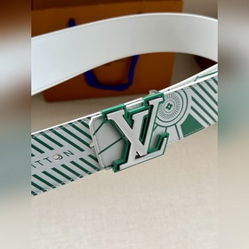 Двусторонний пояс LV Imprint придает повседневным образам уличный