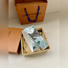 Двусторонний пояс LV Imprint придает повседневным образам уличный