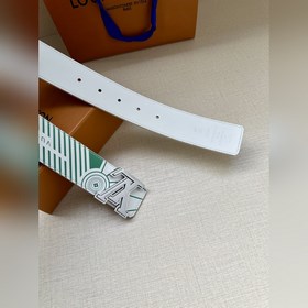 Двусторонний пояс LV Imprint придает повседневным образам уличный