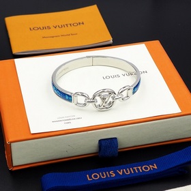 Новая модель LV x YK Hang It из коллаборационной коллекции Louis