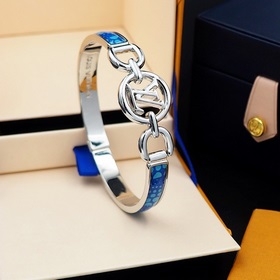 Новая модель LV x YK Hang It из коллаборационной коллекции Louis 