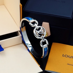 Новая модель LV x YK Hang It из коллаборационной коллекции Louis 