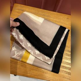 Длинный шарф из кашемира, представленный в отдельном отделе, засл