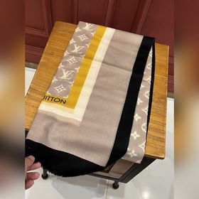 Длинный шарф из кашемира, представленный в отдельном отделе, засл
