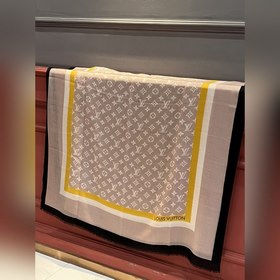 Длинный шарф из кашемира, представленный в отдельном отделе, засл