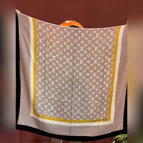 Длинный шарф из кашемира, представленный в отдельном отделе, засл