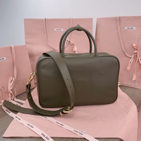 5BB117： Новая сумка MiuMiu, изготовлена из высококачественной имп