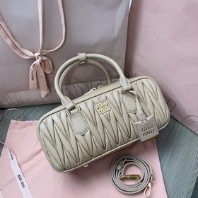 5BB148, новая сумка для боулинга от Miu, представлена официальном