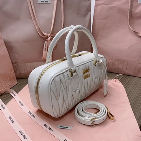 Белый 5BB148, новая сумка для боулинга от Miu, представлена офици