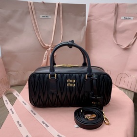 Кекс 5BB148, новая сумка для боулинга от Miu, представлена официа