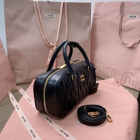 Кекс 5BB148, новая сумка для боулинга от Miu, представлена официа