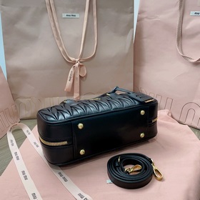 Кекс 5BB148, новая сумка для боулинга от Miu, представлена официа