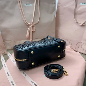 Кекс 5BB148, новая сумка для боулинга от Miu, представлена официа