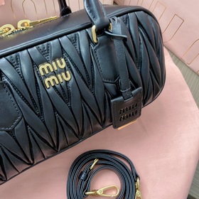 Кекс 5BB148, новая сумка для боулинга от Miu, представлена официа