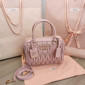 Большой розовый цвет в наличии 5BB124： Новая модель MiuMiu, слишк