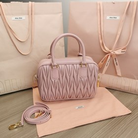 Большой розовый цвет в наличии 5BB124： Новая модель MiuMiu, слишк